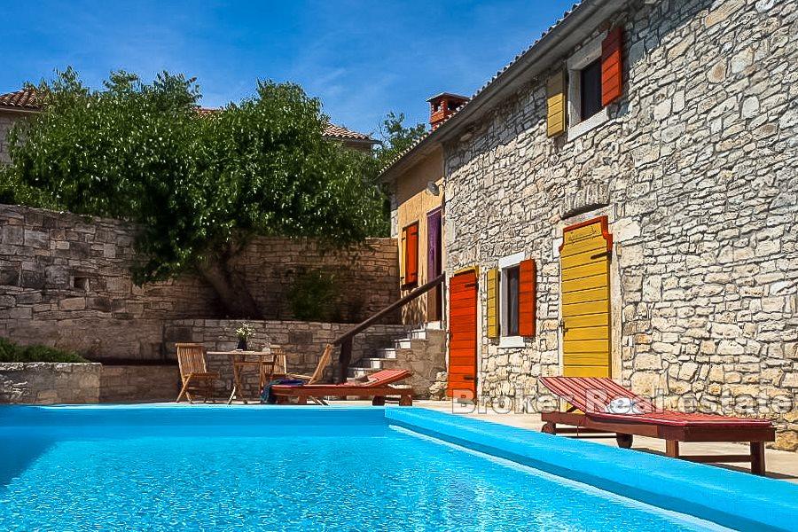 Detached stone house in a quiet location, for sale