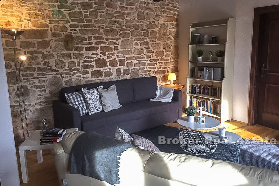 Detached stone house in a quiet location, for sale