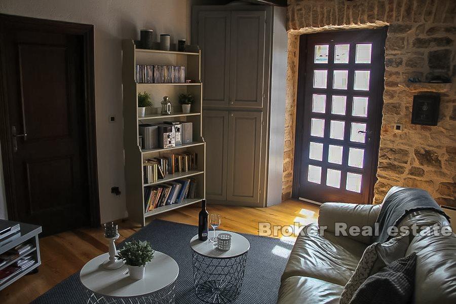 Detached stone house in a quiet location, for sale