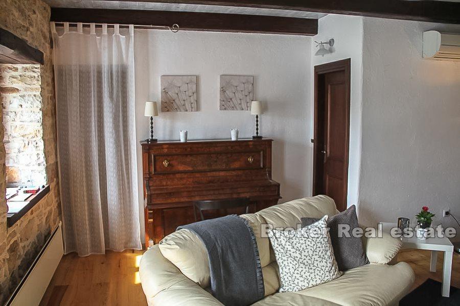 Detached stone house in a quiet location, for sale