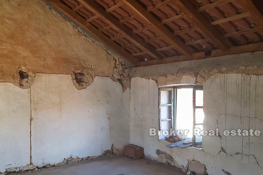 Dvojdomek zničený kamenný dům na prodej