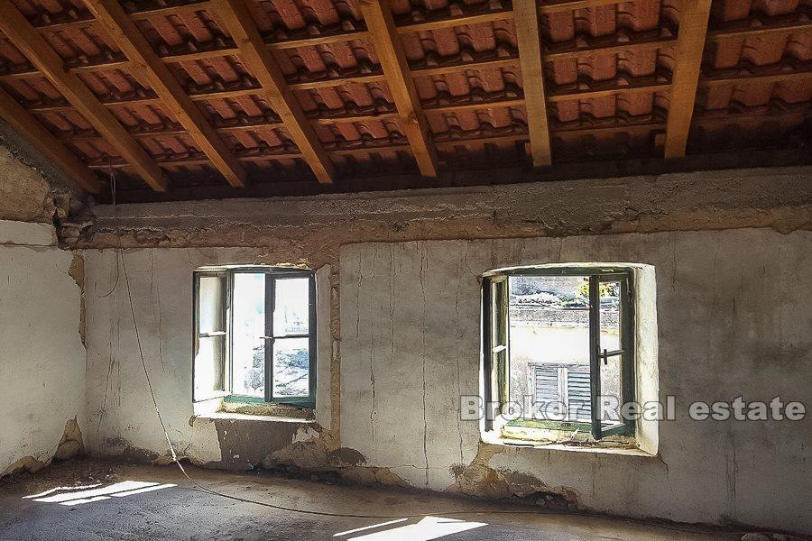 Semi-fristående förstört stenhus, till salu