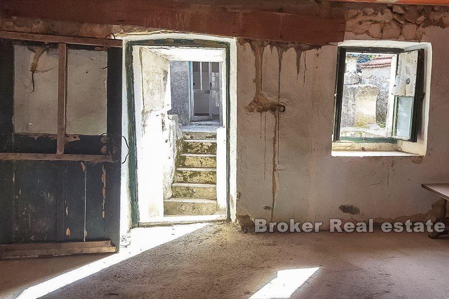 Semi-fristående förstört stenhus, till salu
