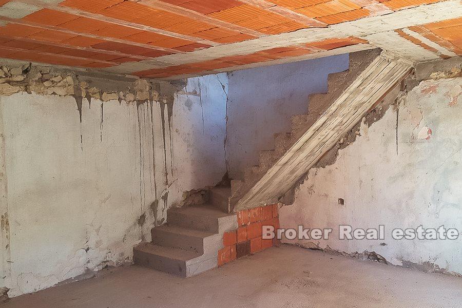 Semi-fristående förstört stenhus, till salu