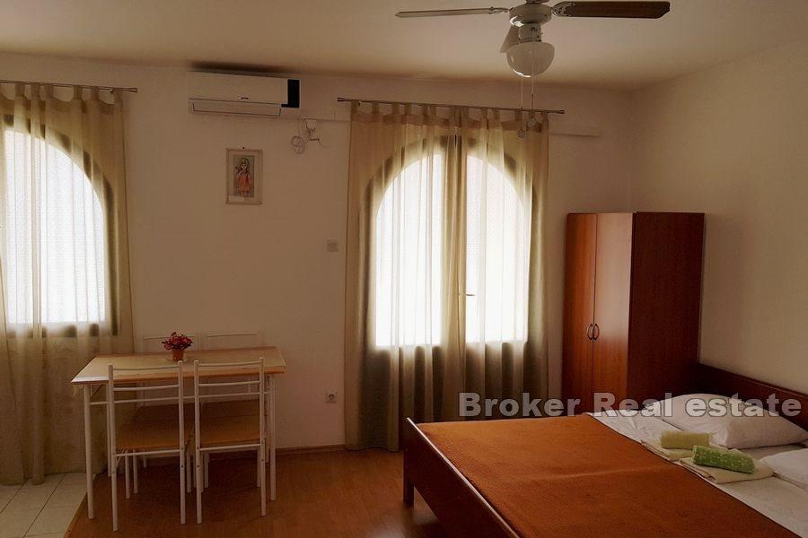 Dom z apartamentami z widokiem na morze
