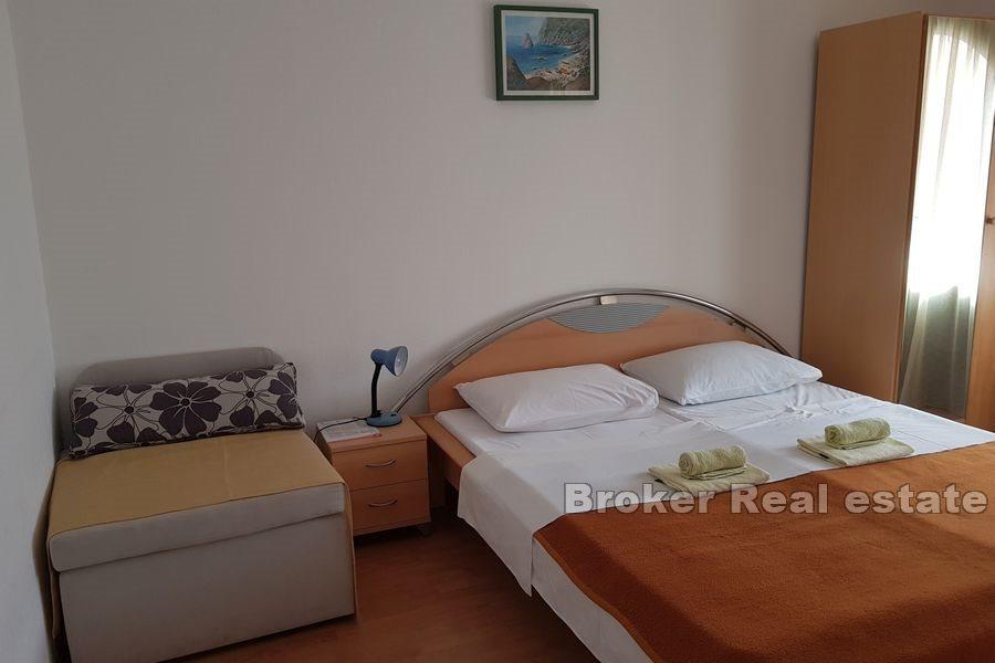 Dom z apartamentami z widokiem na morze