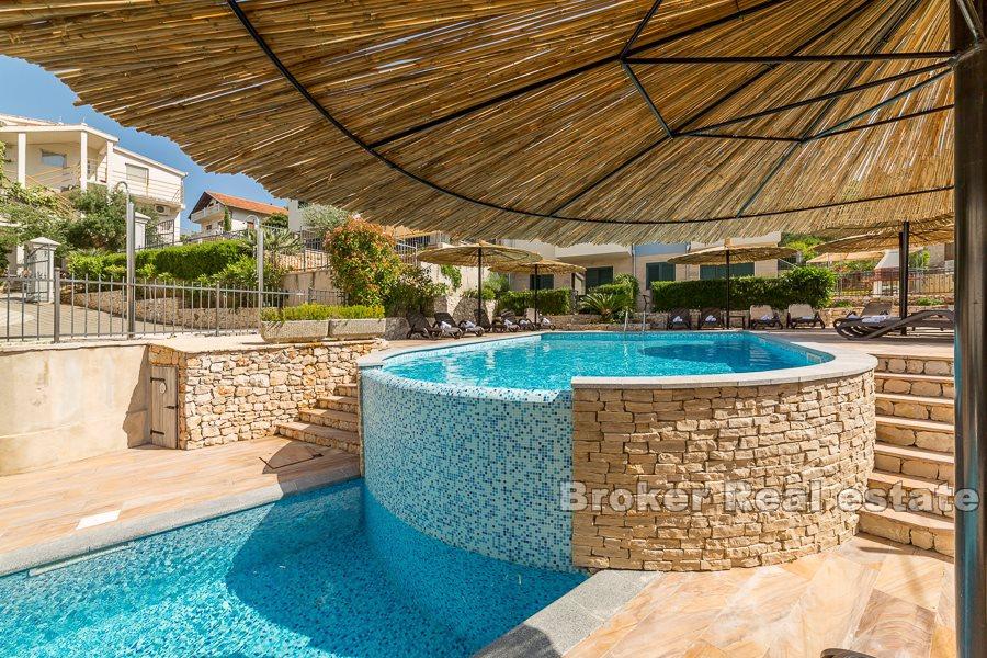 Apartments with pool and sea view