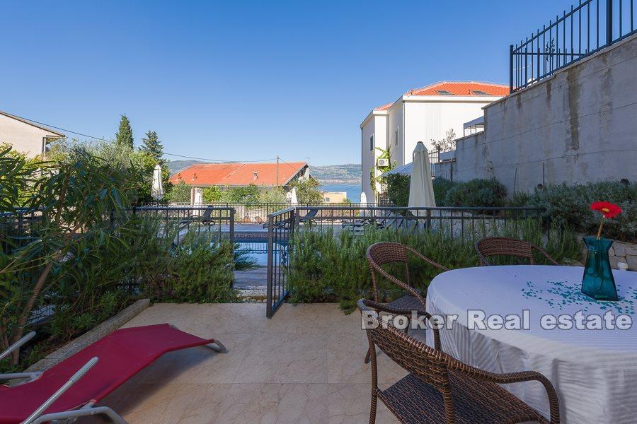 Apartments with pool and sea view