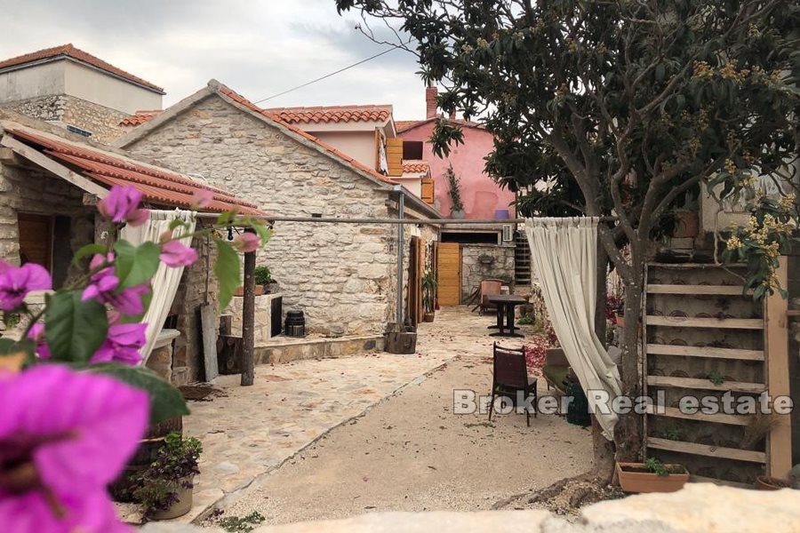 Na sprzedaż dwa kamienne domy