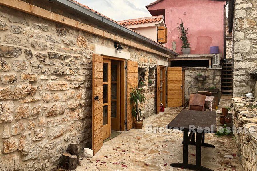 Na sprzedaż dwa kamienne domy