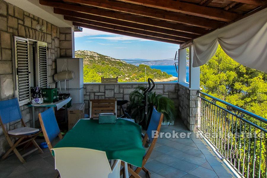 Wolnostojący dwupiętrowy dom na sprzedaż