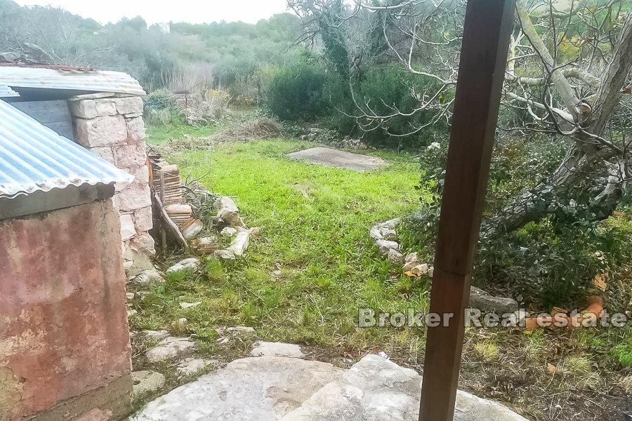 Dvojna kuća i poljoprivredno zemljište, na prodaju