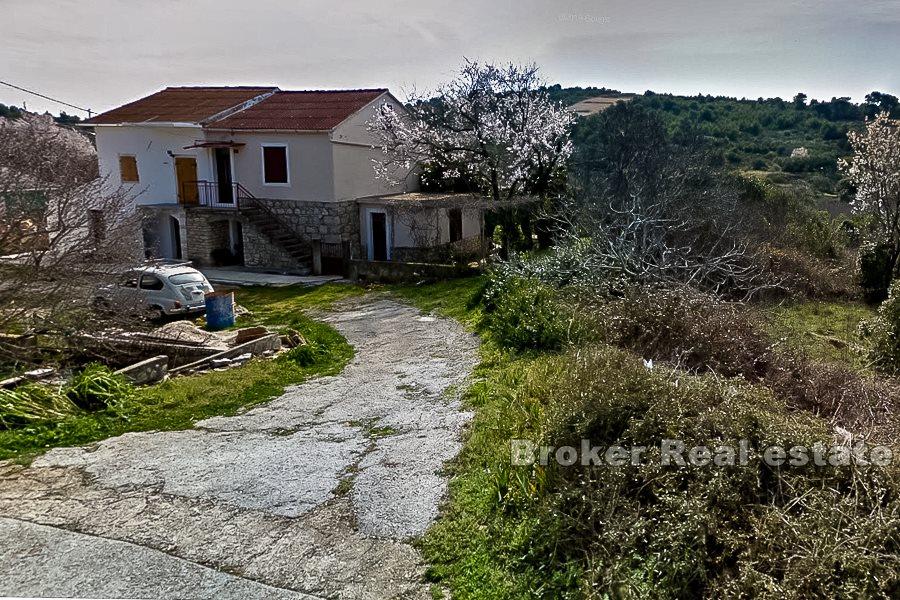 Dvojna kuća i poljoprivredno zemljište, na prodaju