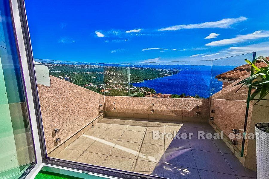 Appartamento duplex con 2 camere da letto e vista mare, in vendita