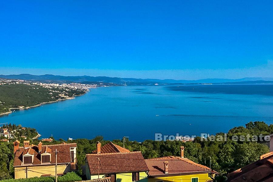 Appartamento duplex con 2 camere da letto e vista mare, in vendita