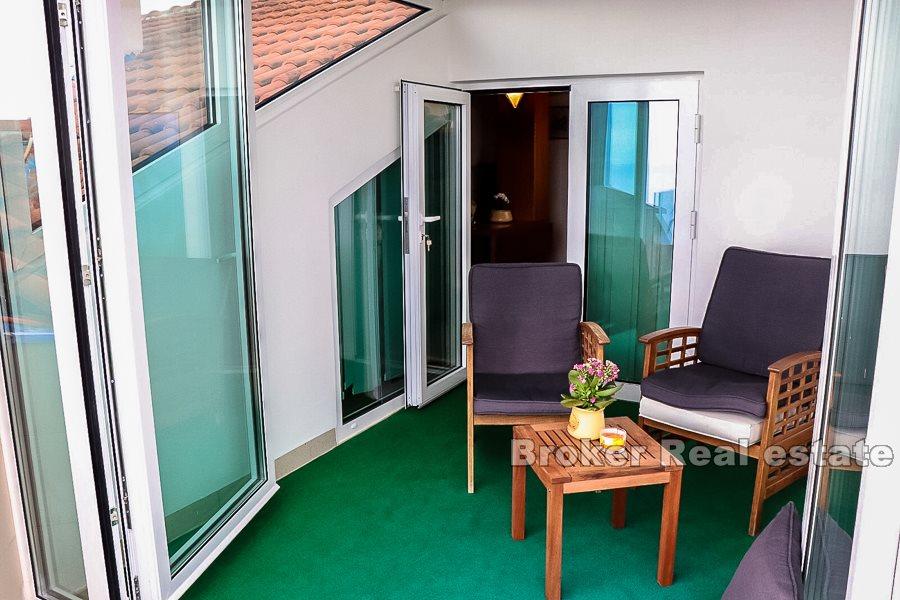 Appartamento duplex con 2 camere da letto e vista mare, in vendita