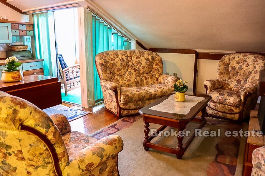 Appartamento duplex con 2 camere da letto e vista mare, in vendita