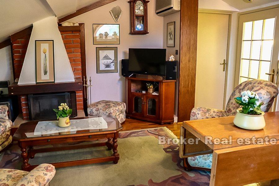 Appartamento duplex con 2 camere da letto e vista mare, in vendita