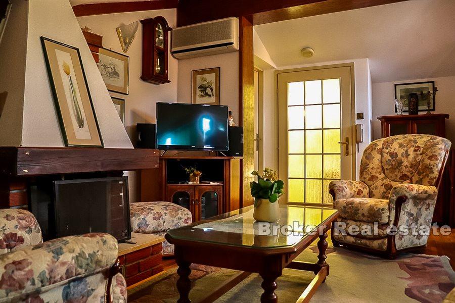 Appartamento duplex con 2 camere da letto e vista mare, in vendita