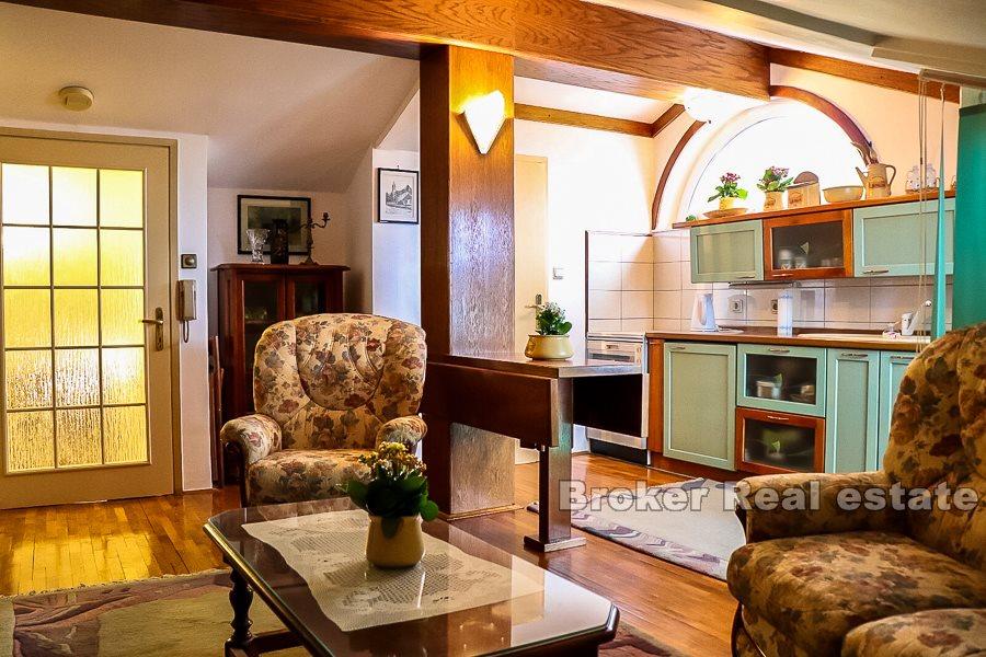 Appartamento duplex con 2 camere da letto e vista mare, in vendita