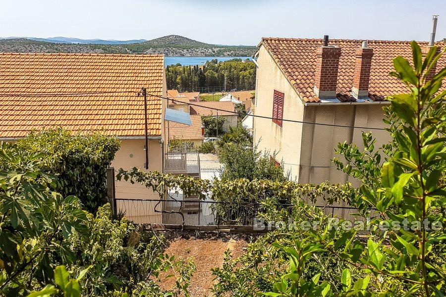 Appartement de deux chambres sur deux étages, à vendre