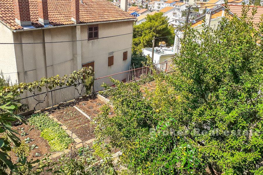 Appartement de deux chambres sur deux étages, à vendre