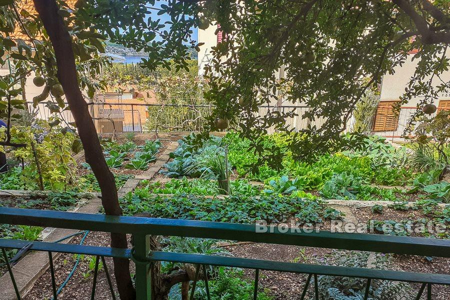 Appartement de deux chambres sur deux étages, à vendre