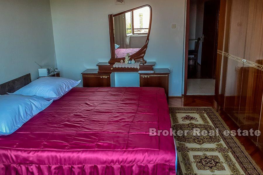 Appartement de deux chambres sur deux étages, à vendre