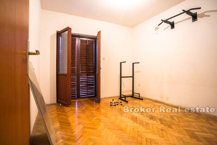 Tomannsbolig nær sjøen, til salgs