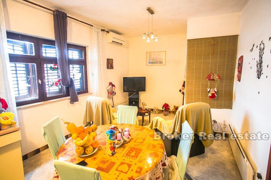 Tomannsbolig nær sjøen, til salgs