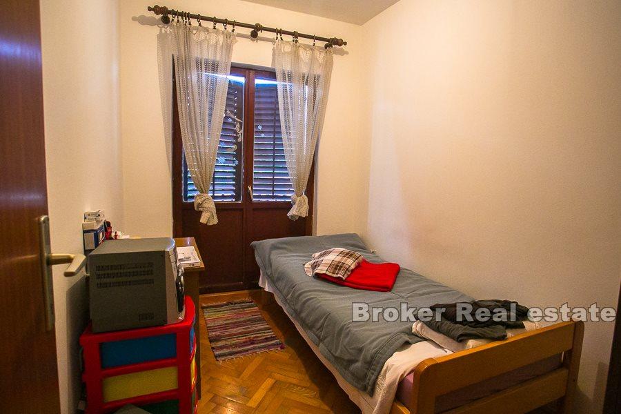 Tomannsbolig nær sjøen, til salgs