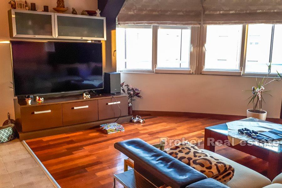 Ampio appartamento, con vista mare, in vendita