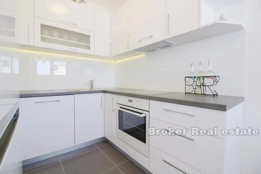 Современная меблированная квартира с двумя спальнями, на продажу