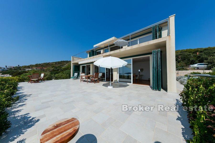 Krásný dům v první řadě u moře