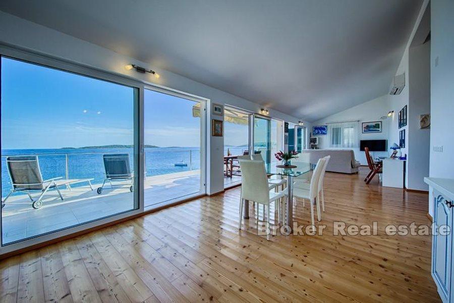 Schönes Haus in der ersten Reihe zum Meer