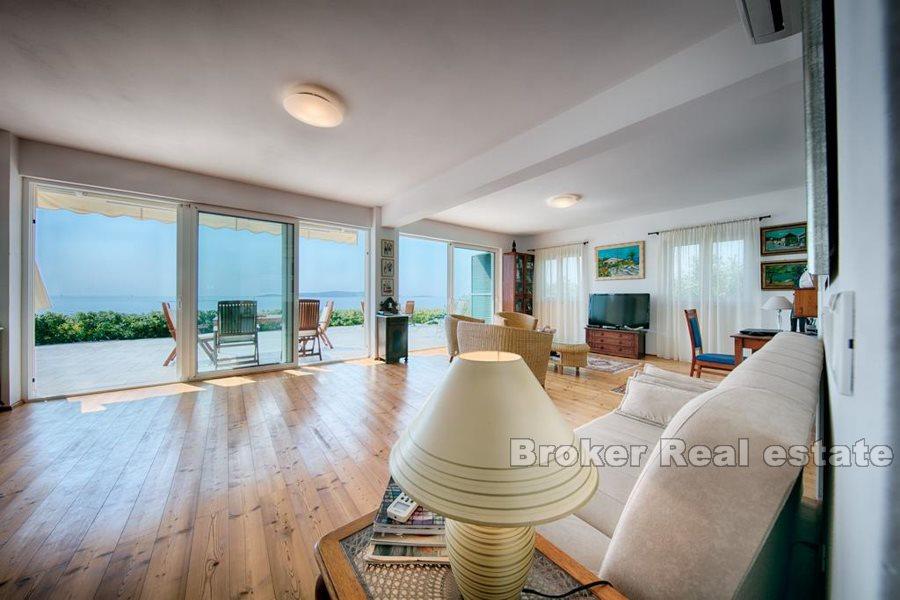 Nydelig hus i første rad mot sjøen