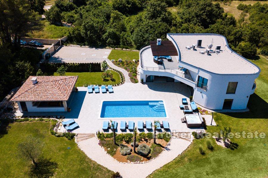 Moderna, prekrasna vila s bazenom