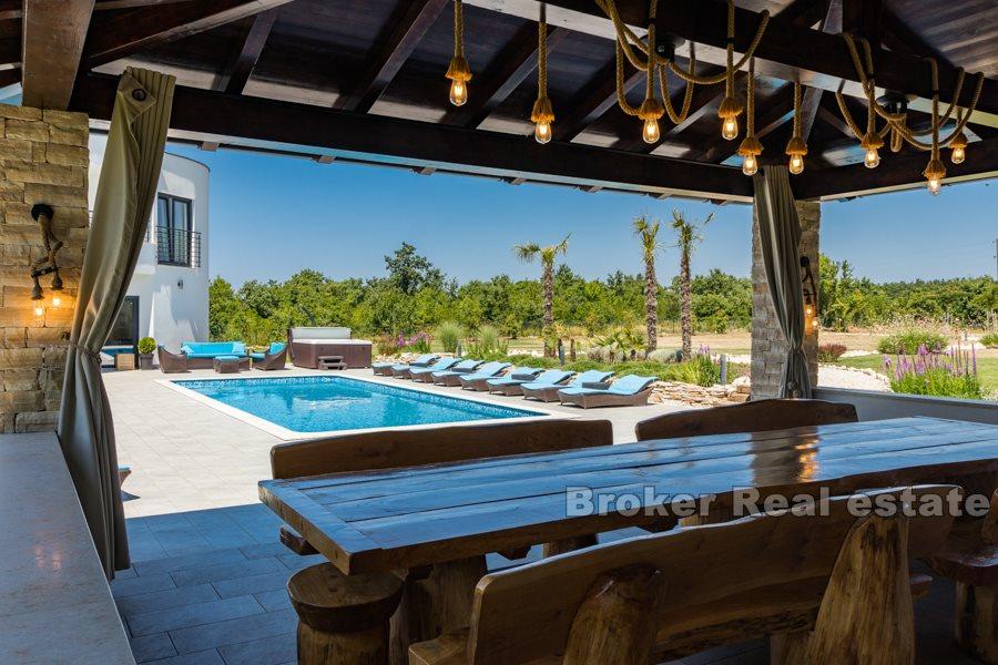 Belle villa moderne avec piscine