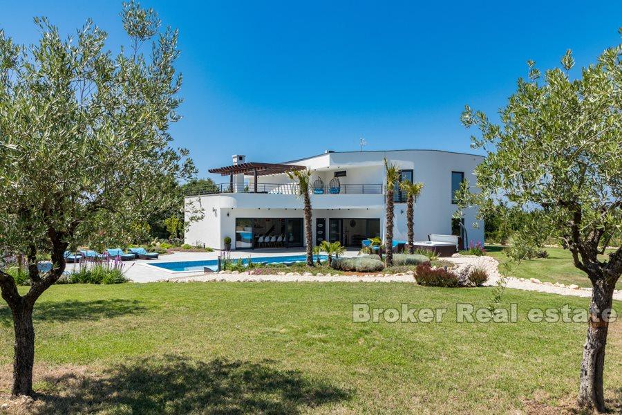 Bella villa moderna con piscina