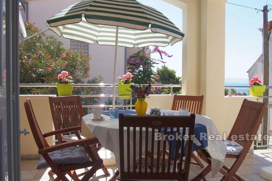 Schönes Haus in einem Block mit Blick auf das Meer