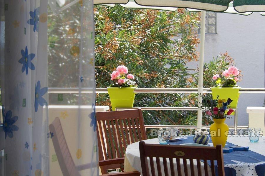 Schönes Haus in einem Block mit Blick auf das Meer