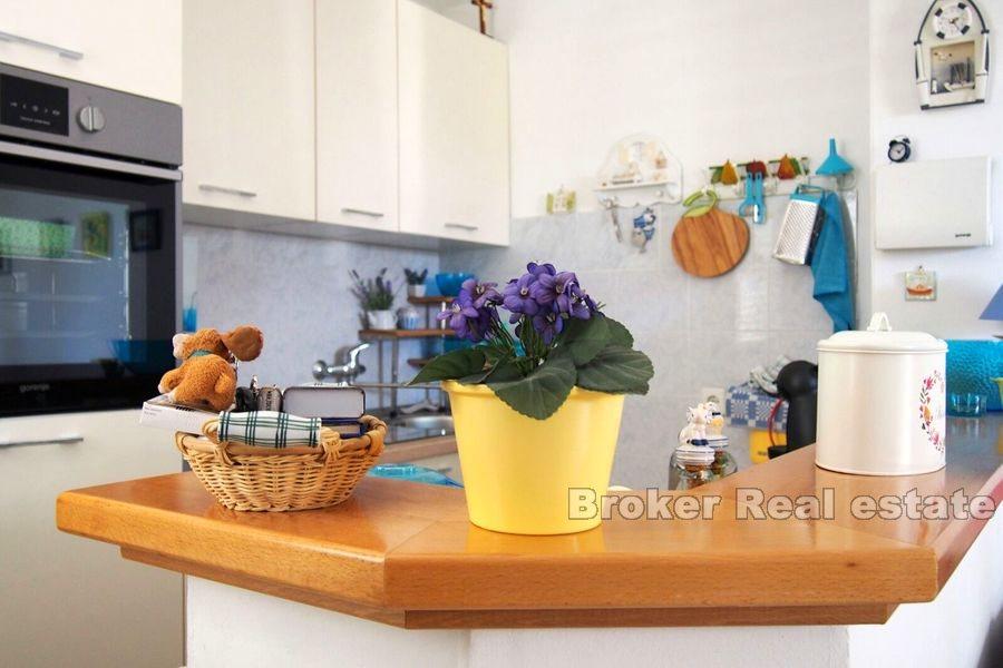 Schönes Haus in einem Block mit Blick auf das Meer