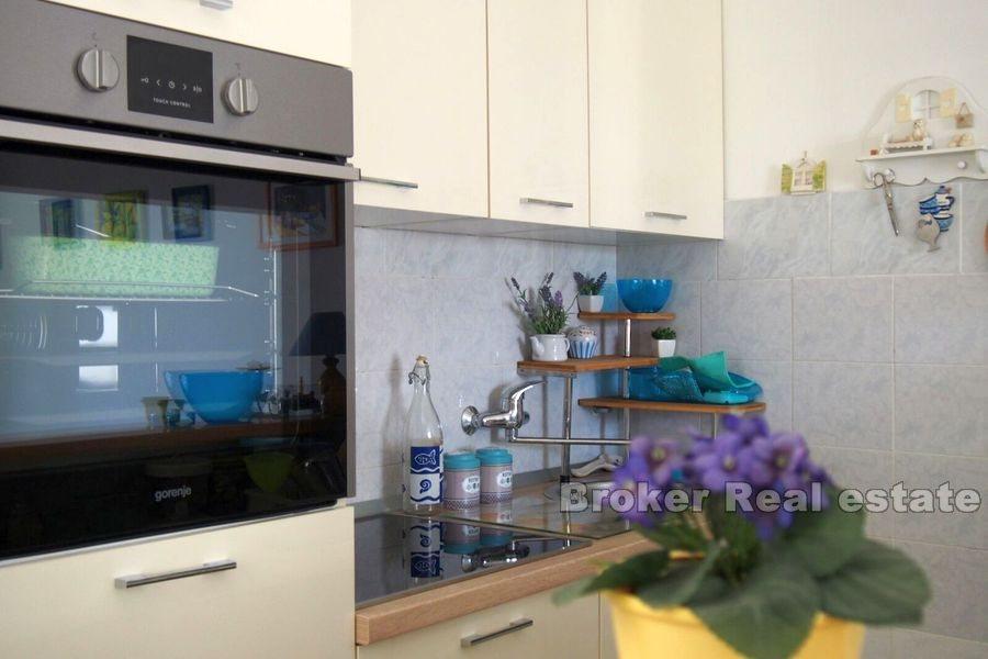 Schönes Haus in einem Block mit Blick auf das Meer