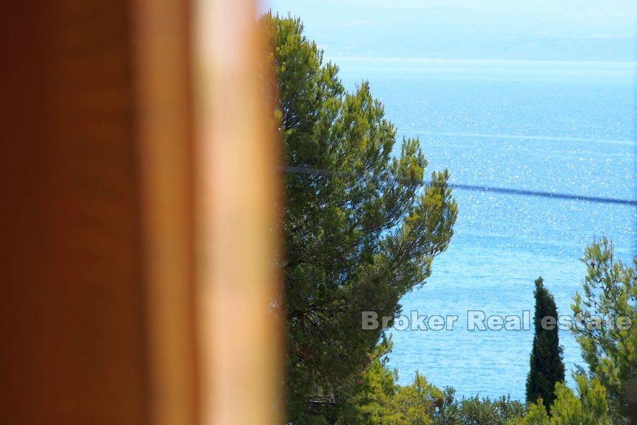 Schönes Haus in einem Block mit Blick auf das Meer