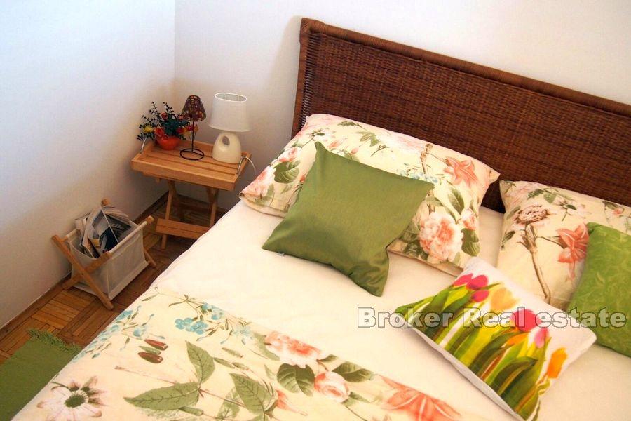 Schönes Haus in einem Block mit Blick auf das Meer