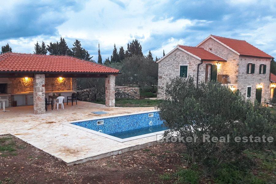 Maisons en pierre rénovées sur l'île de Hvar