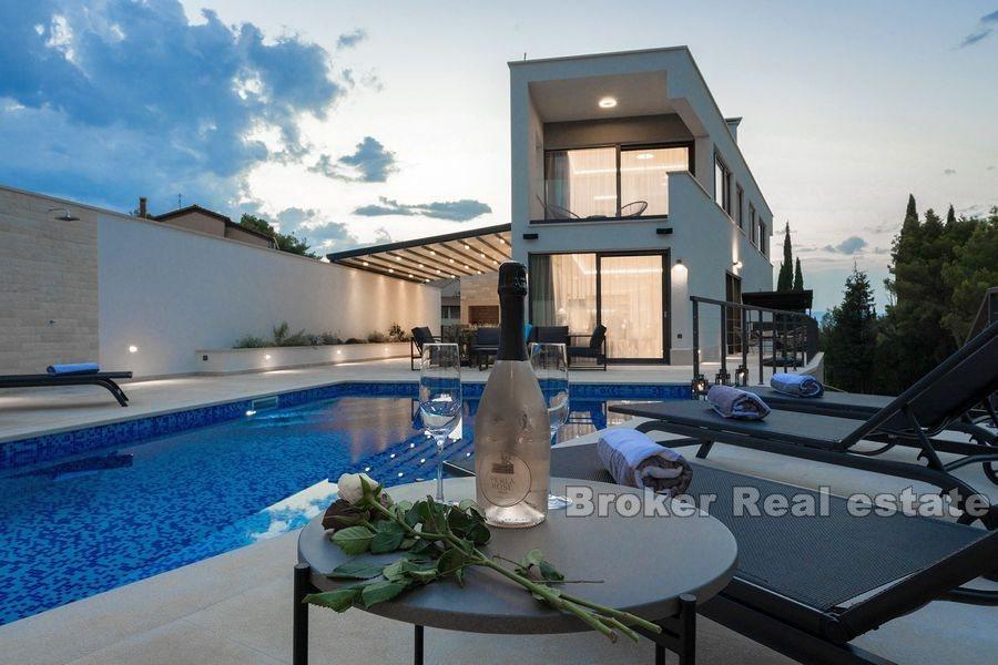 Villa moderne nouvellement construite avec piscine