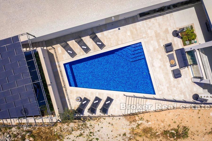 Villa moderne nouvellement construite avec piscine