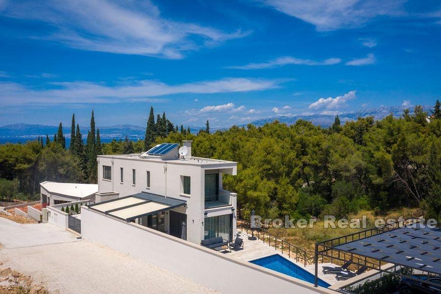 Moderne nybygd villa med basseng