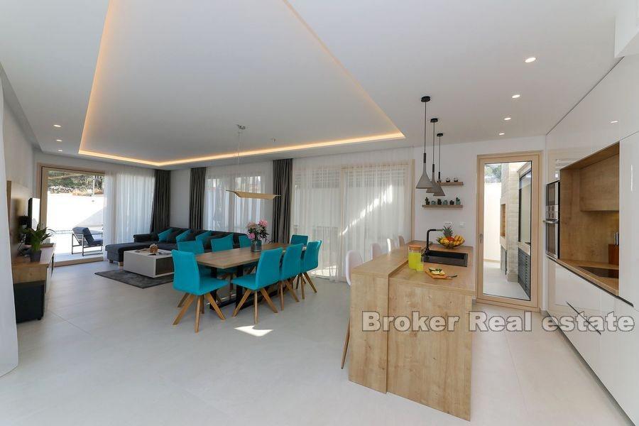 Moderne nybygd villa med basseng